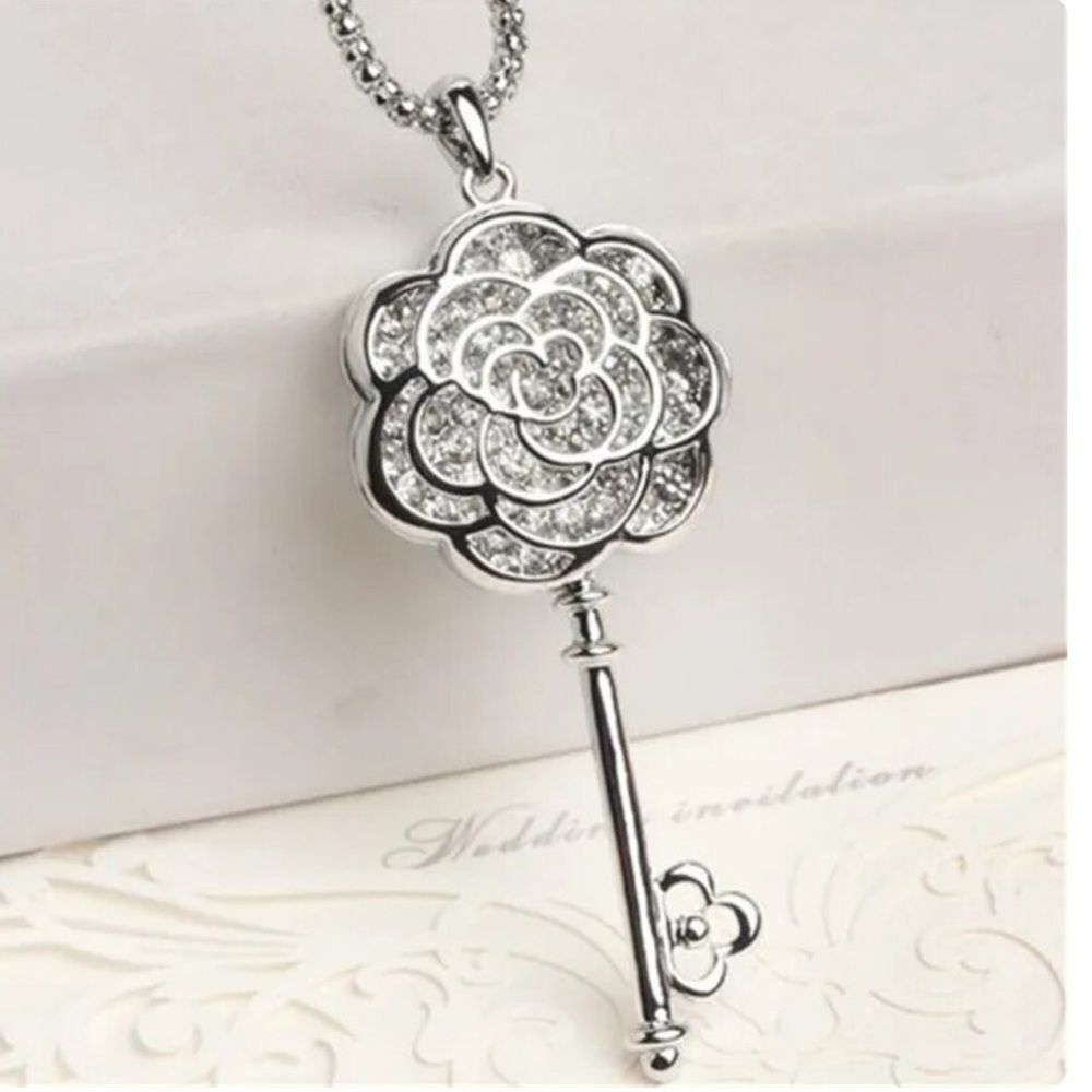 🗝️ Sparkly Floral  Key Pendant Sweater Chain